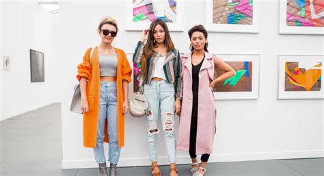 what to wear to an art gallery opening: how to choose the perfect outfit for a night out